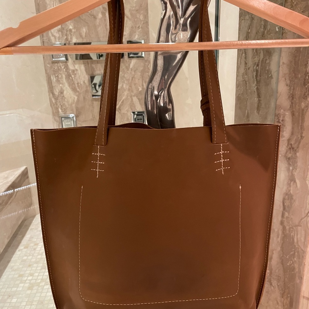 Elegant New Leather Handbag - Picture 2 of 4
